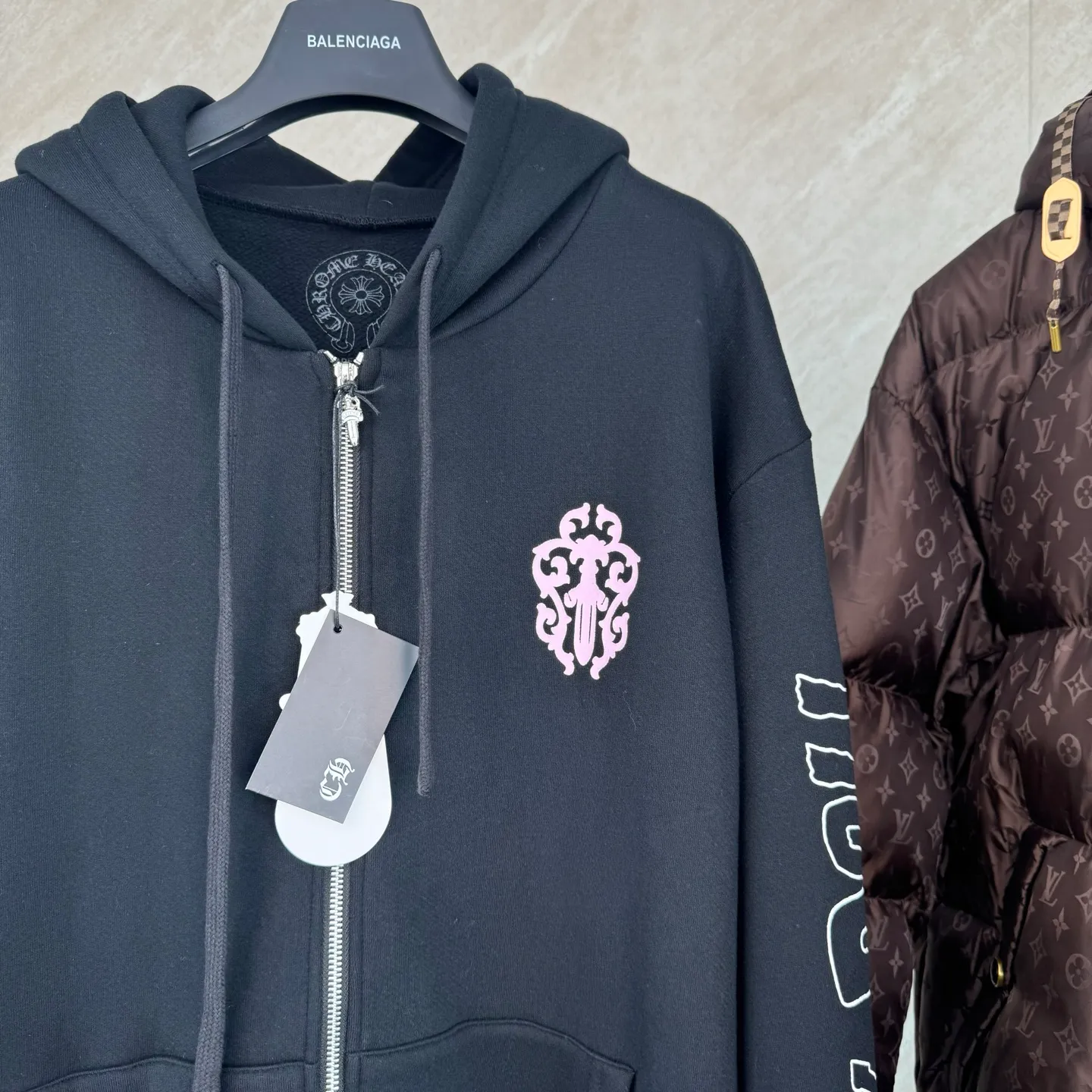 P460 Chrome Heart Ch character Sanskrit printed zipper hooded sweatshirt Size: S/M/L/XL Made of 80% cotton + 20% polyester blended fabric. The fabric is woven with 32-count base yarn and 10-count veil. The weight reaches 330 grams. It combines the skin-friendly breathability of cotton fiber and the anti-wrinkle stiffness of polyester. The sufficient weight brings good drape and wearing texture.